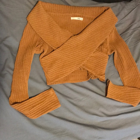 Aritzia Sweaters - Wilfred Free Silvers T-shirt Size Medium